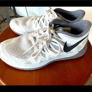 White Nike free runs 5.0